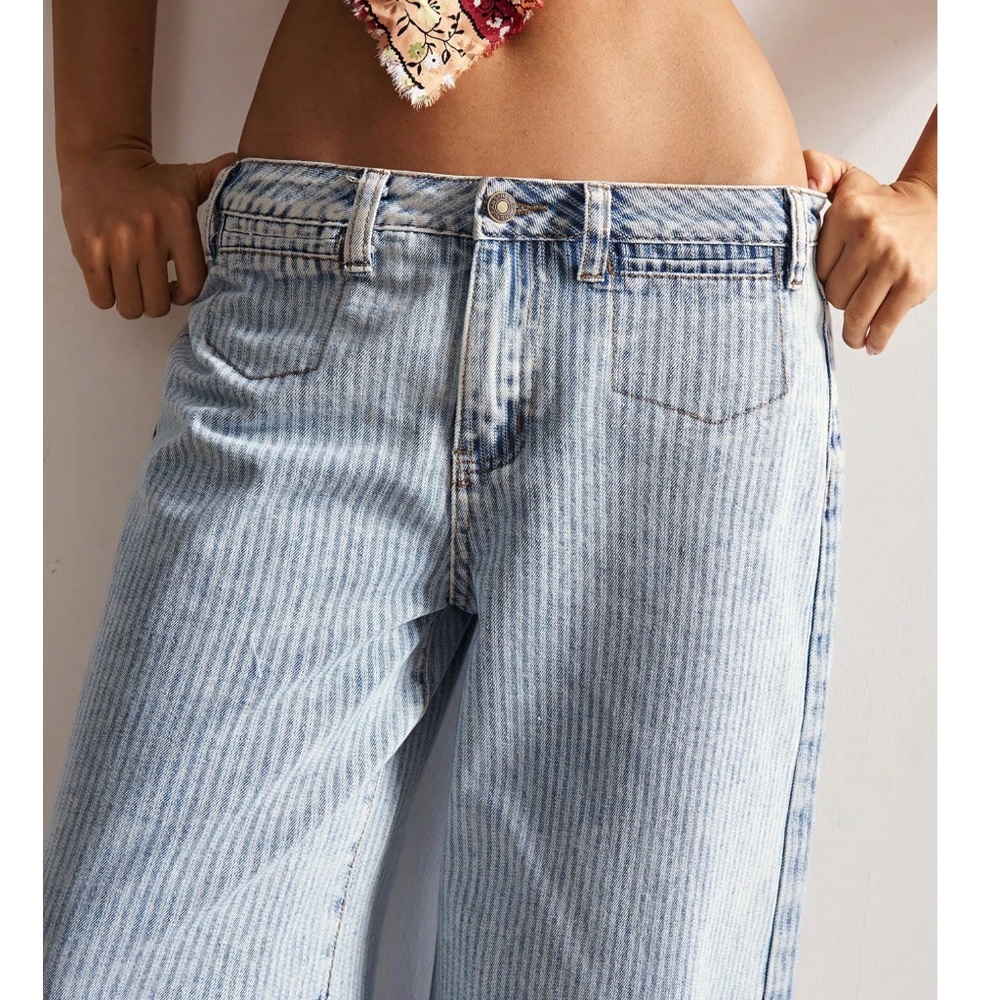 Light Wash Striped Cuffed Wide leg Cropped Wide Leg Denim Jeans - Picture 4 of 6